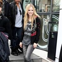 Avril Lavigne is all smiles as she leaves her Paris hotel photos | Picture 77871